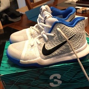 Kyrie boys size 1 Nike basketball shoes